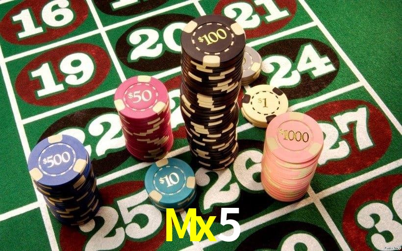 Escena dinámica inspirada en casino con iluminación Mx5, cartas, fichas e íconos de juegos digitales en un espacio moderno de juegos.